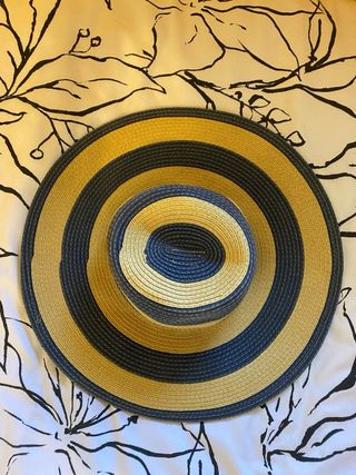 Sombrero de playa a rayas