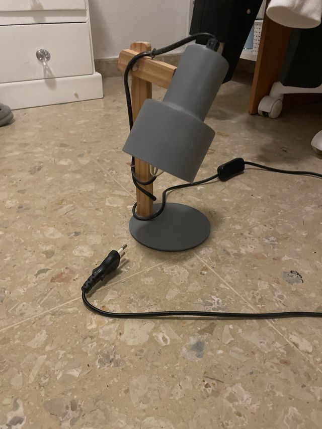 Lámpara de mesa madera y plástico