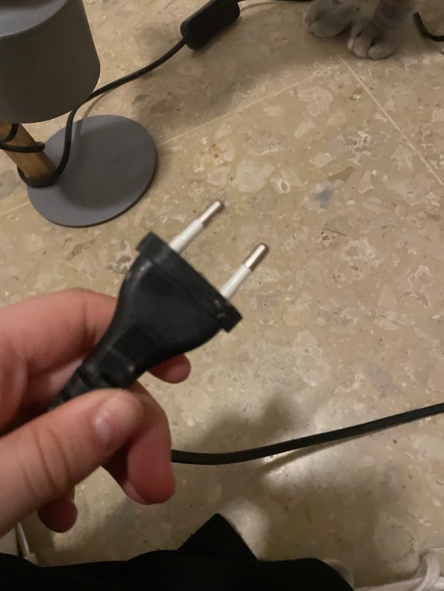 Lámpara de mesa madera y plástico