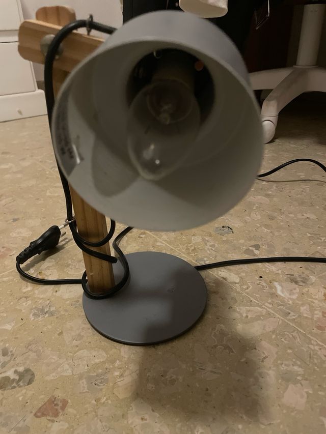 Lámpara de mesa madera y plástico