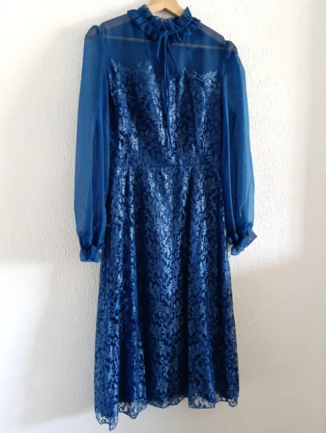 Vestido azul elegante de encaje y gasa.