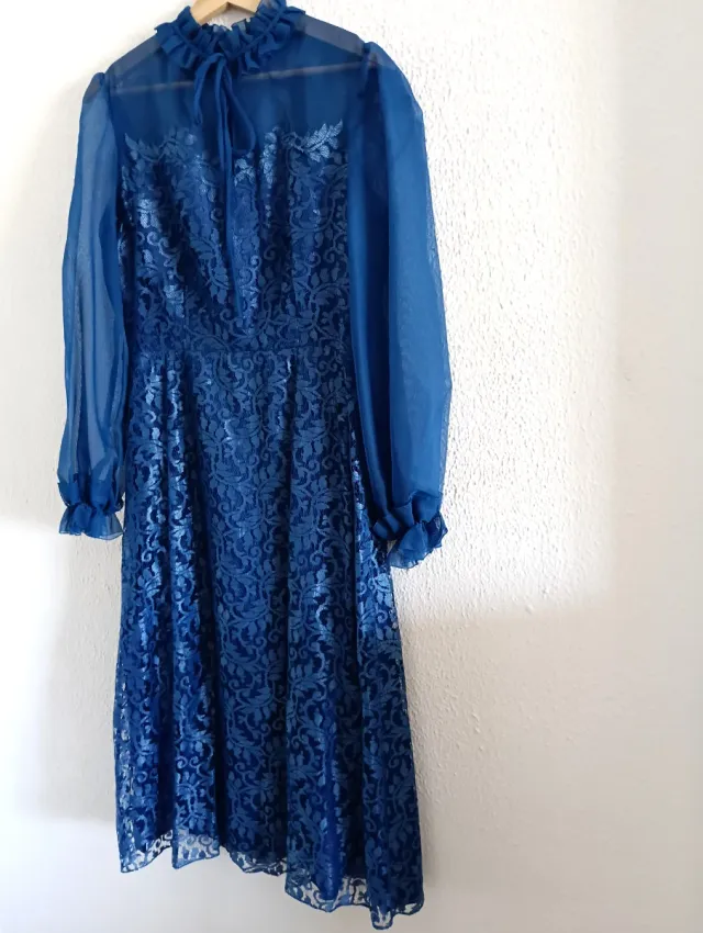 Vestido azul elegante de encaje y gasa.