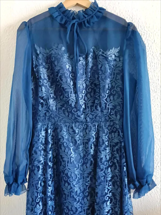Vestido azul elegante de encaje y gasa.
