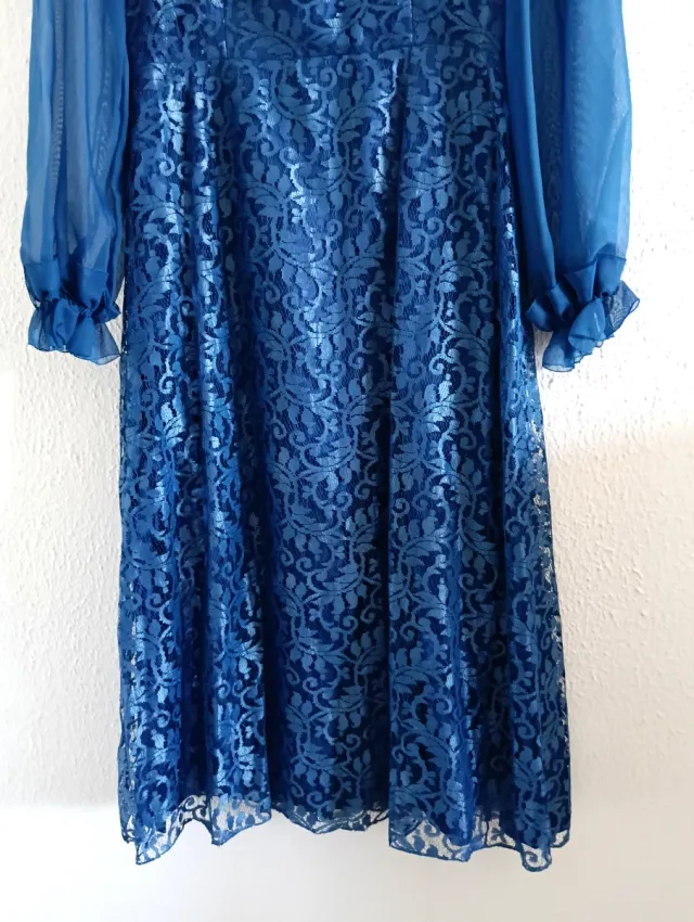 Vestido azul elegante de encaje y gasa.