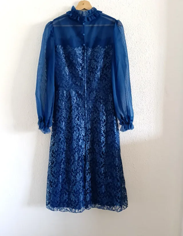 Vestido azul elegante de encaje y gasa.