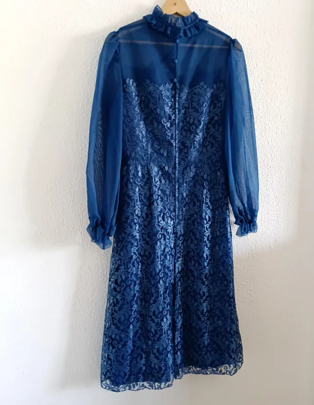 Vestido azul elegante de encaje y gasa.