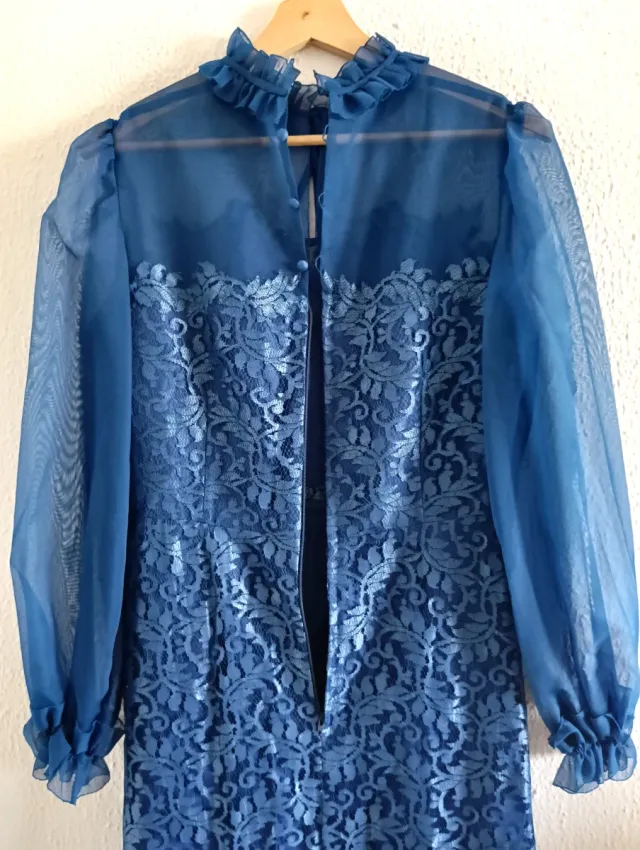Vestido azul elegante de encaje y gasa.
