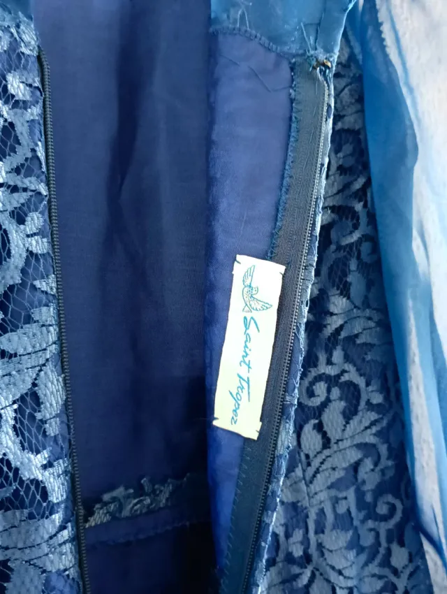 Vestido azul elegante de encaje y gasa.