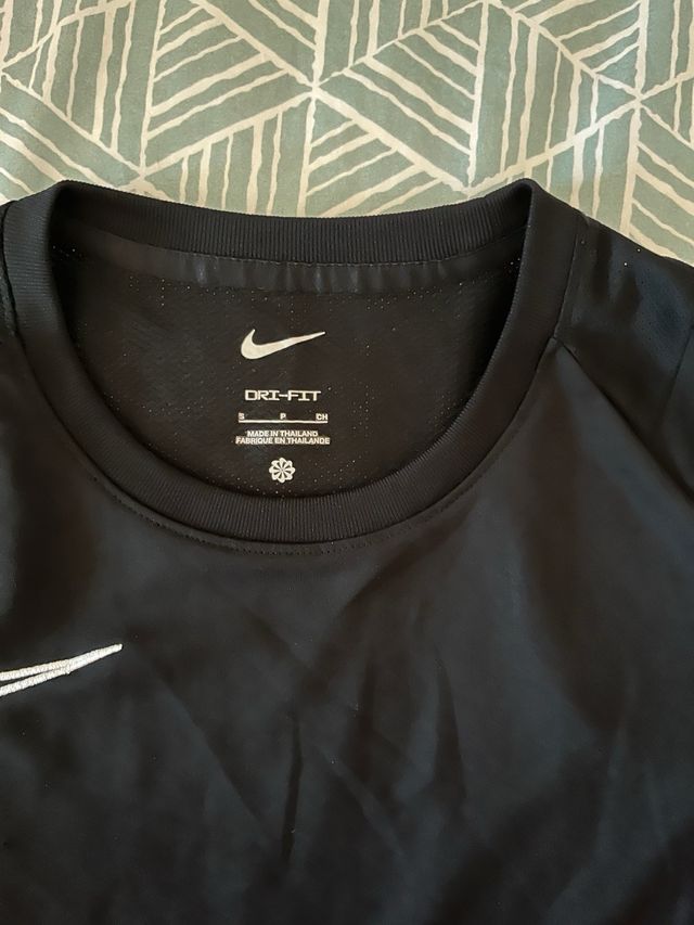 Camiseta deportiva Nike negra
