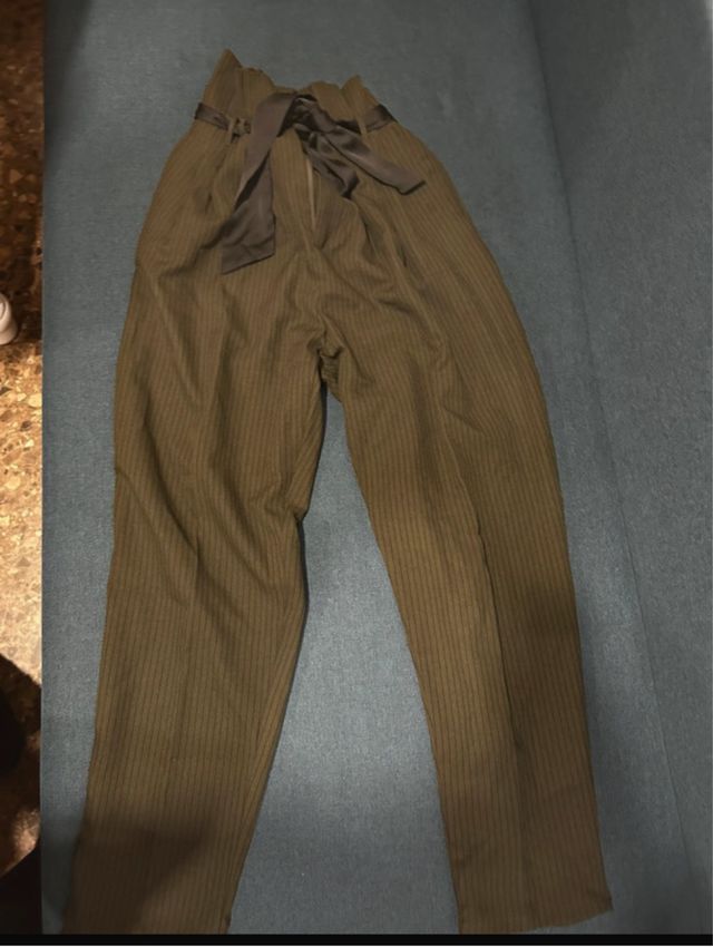 Pantalón de traje marrón con cinturón