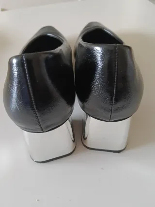 Zapatos de tacón negros y plateados talla 38