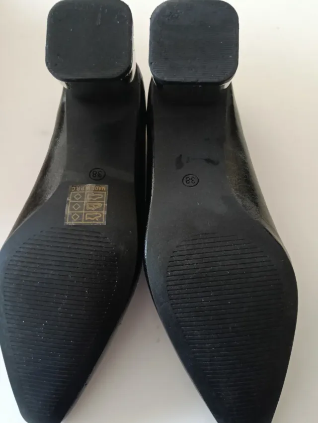 Zapatos de tacón negros y plateados talla 38