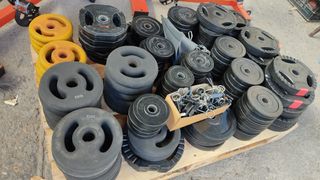Lote 167 discos de pesas (401kg) con soporte 810€