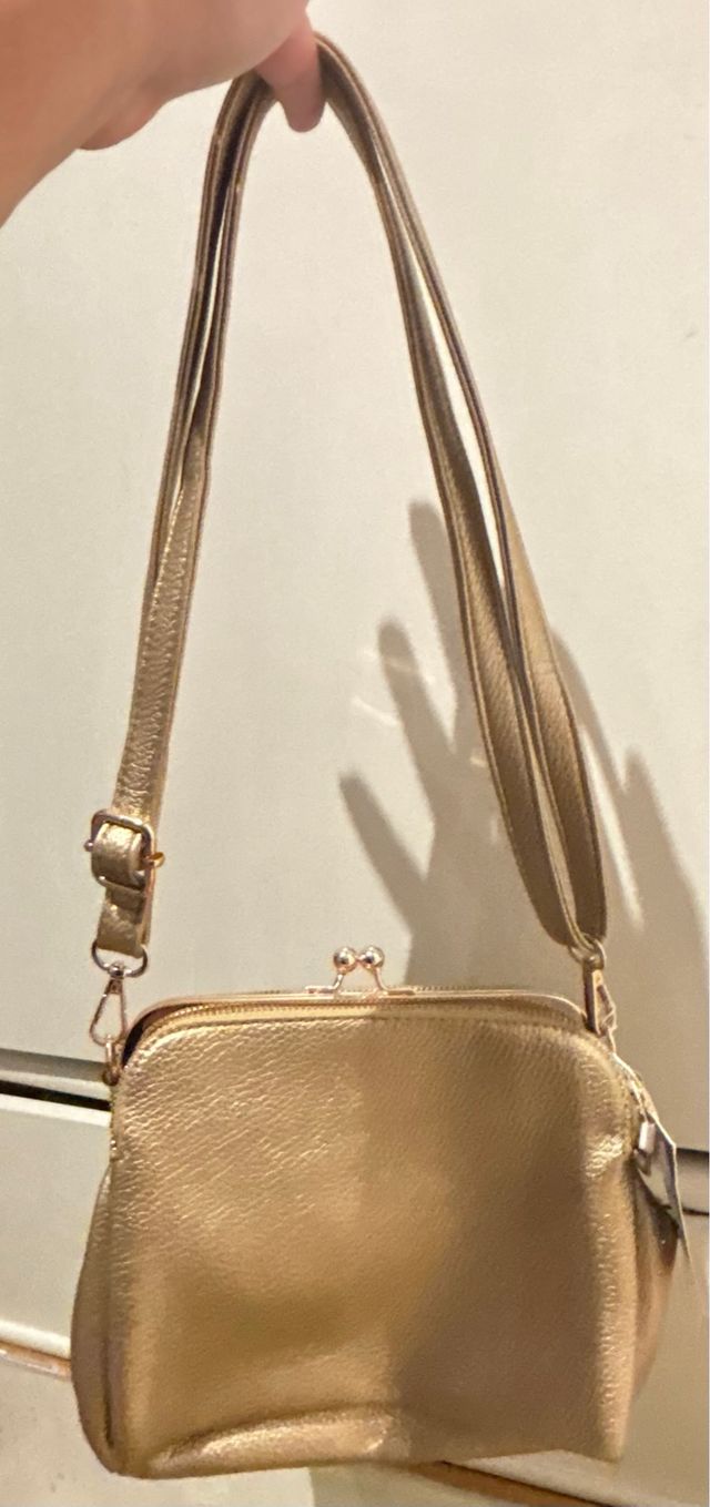 Bolso dorado con cadena