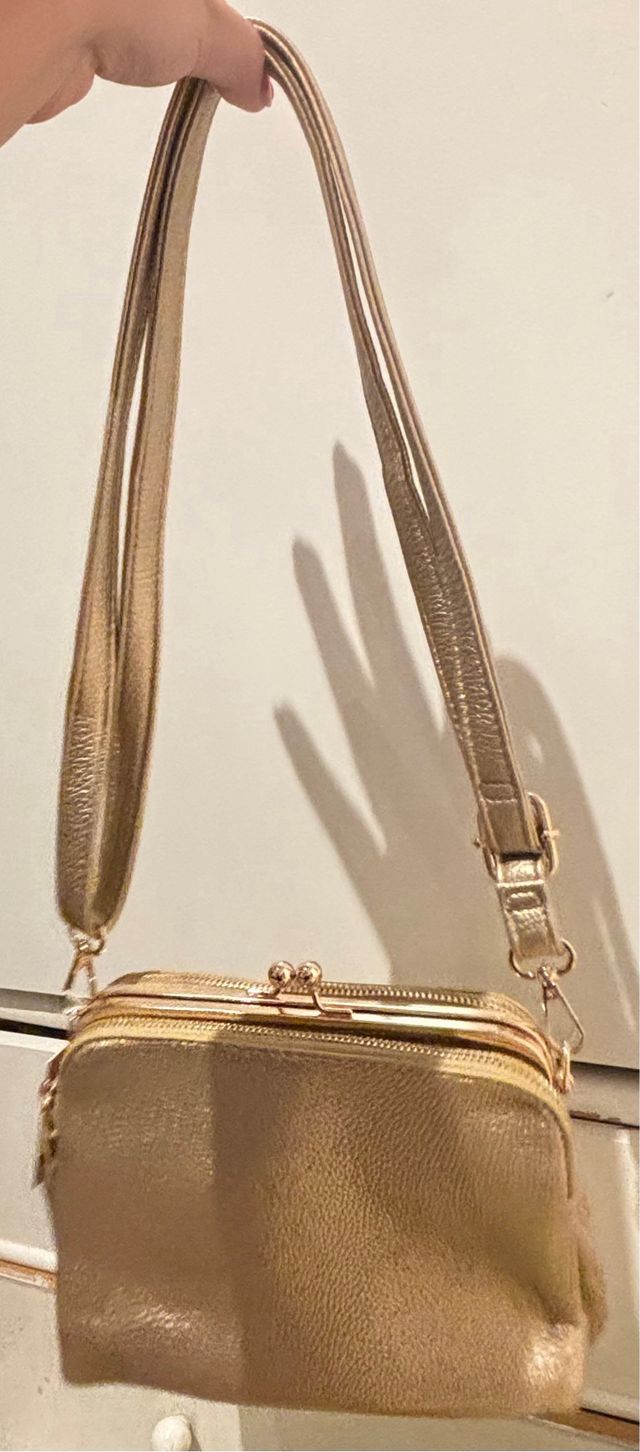 Bolso dorado con cadena