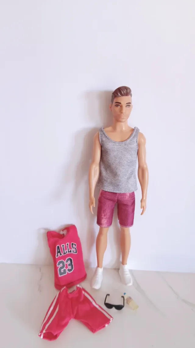 Muñeco Ken deportista con ropa
