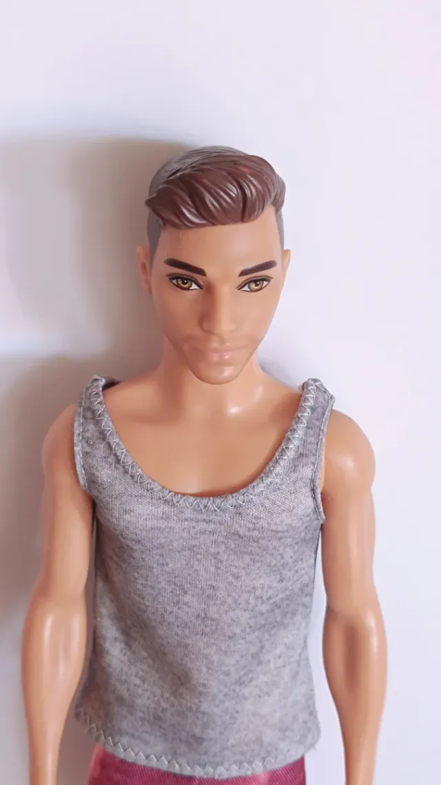 Muñeco Ken deportista con ropa