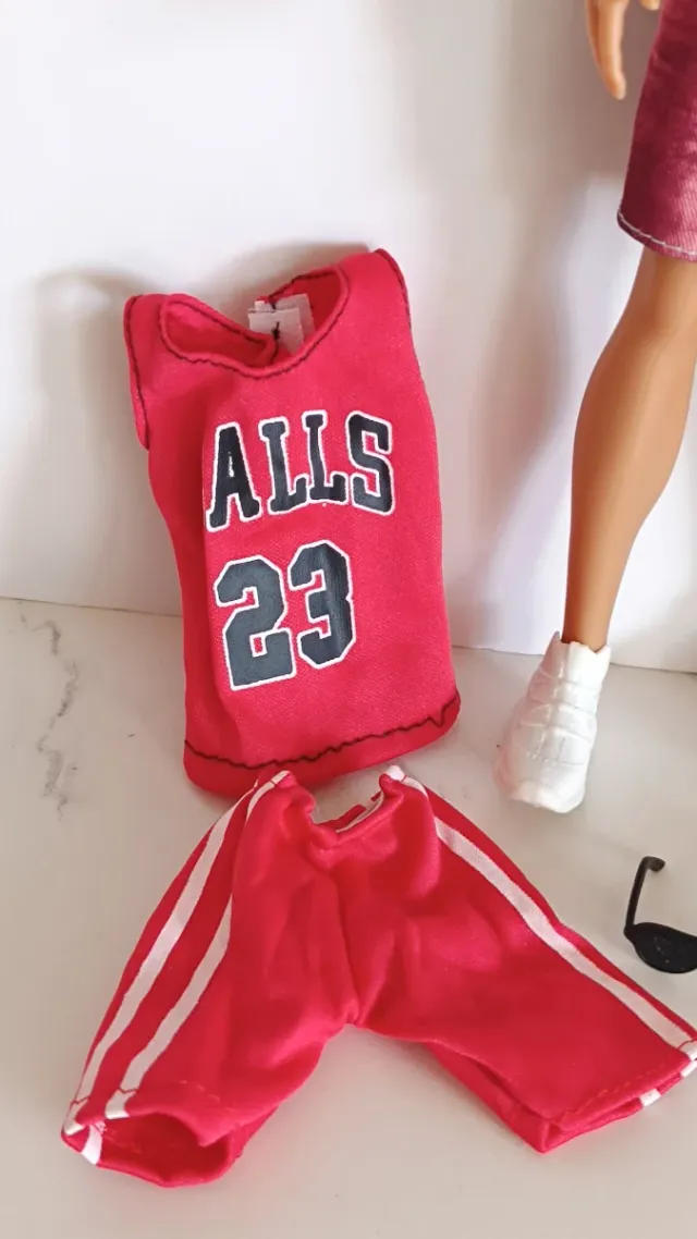 Muñeco Ken deportista con ropa