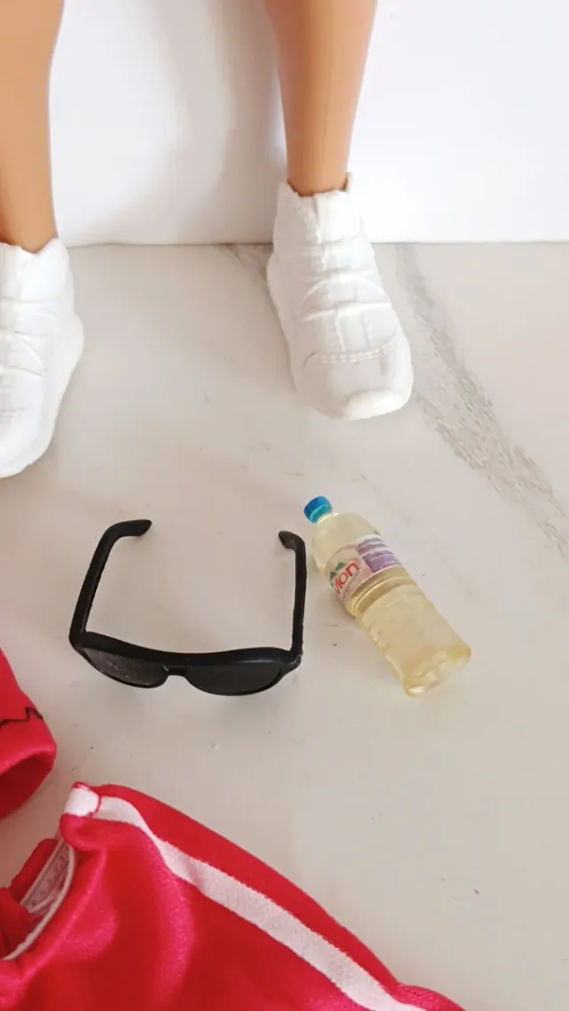 Muñeco Ken deportista con ropa