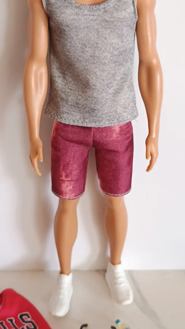 Muñeco Ken deportista con ropa
