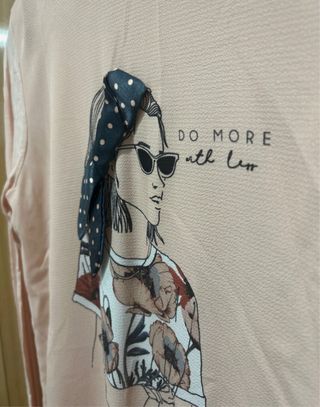 Camiseta rosa con estampado de mujer