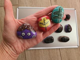 Lotto di 14 calamite dipinte a mano