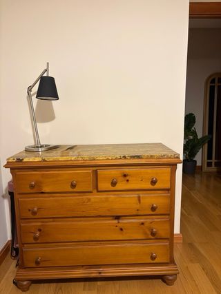 Cómoda de madera de pino.