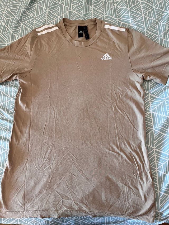 Camiseta Adidas Beige con Rayas