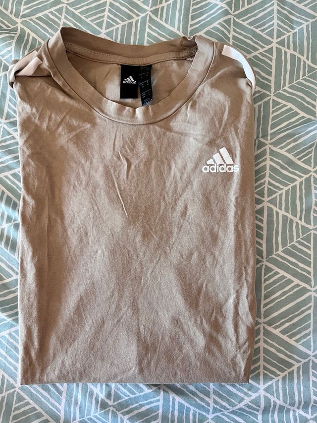 Camiseta Adidas Beige con Rayas