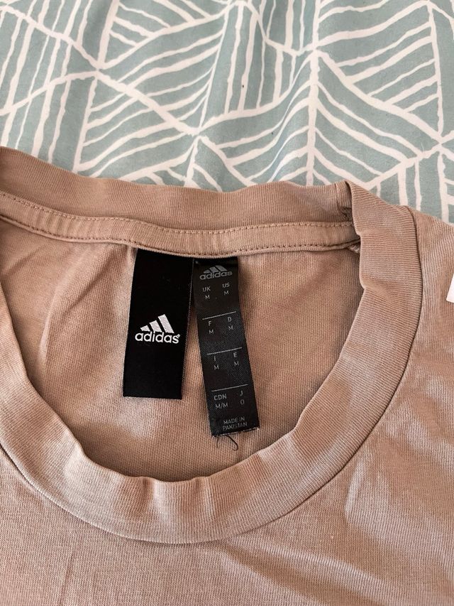 Camiseta Adidas Beige con Rayas