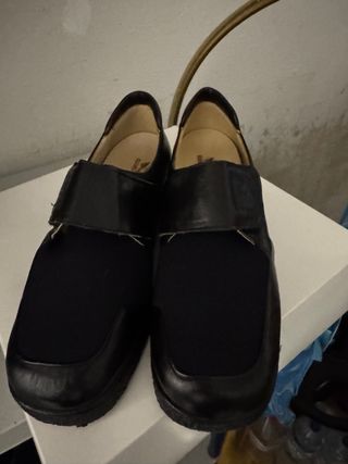 Zapatos negros cómodos con velcro