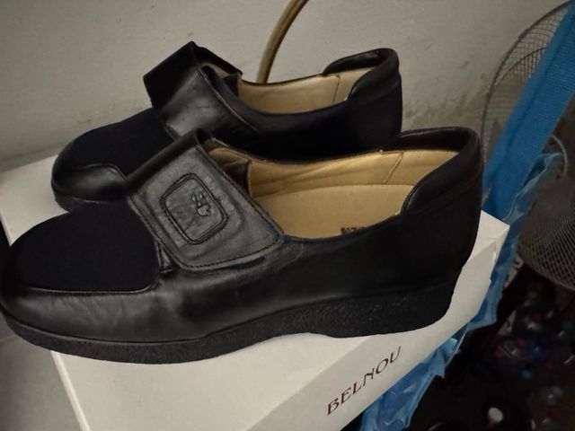 Zapatos negros cómodos con velcro