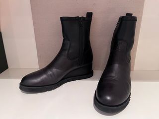 Botines de piel suave con cuña negros