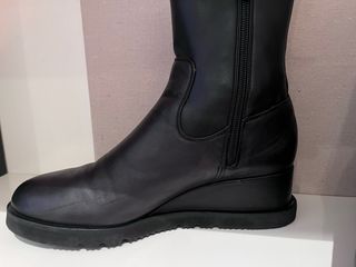 Botines de piel suave con cuña negros