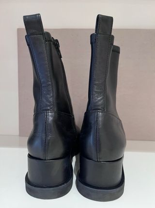 Botines de piel suave con cuña negros