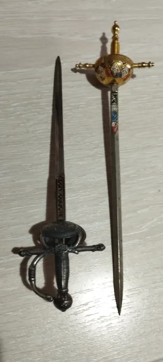 Espadas abrecartas decorativas