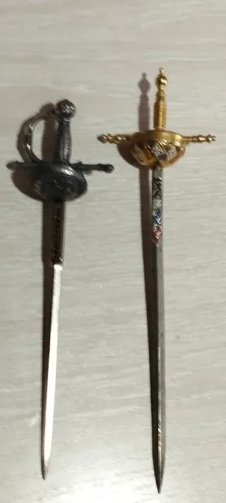 Espadas abrecartas decorativas