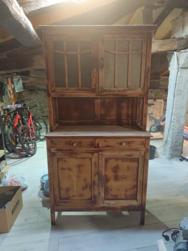 Alacena de madera y cristal