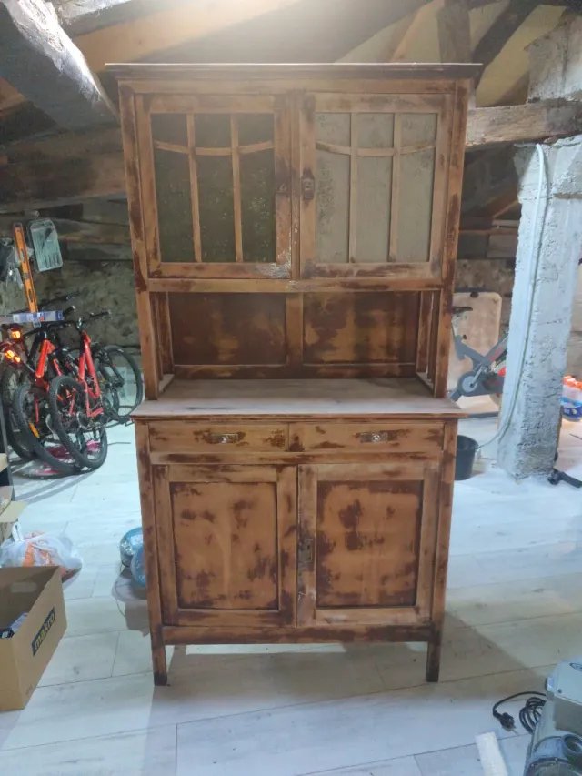 Alacena de madera y cristal