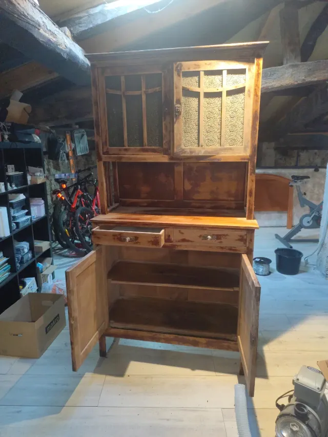 Alacena de madera y cristal