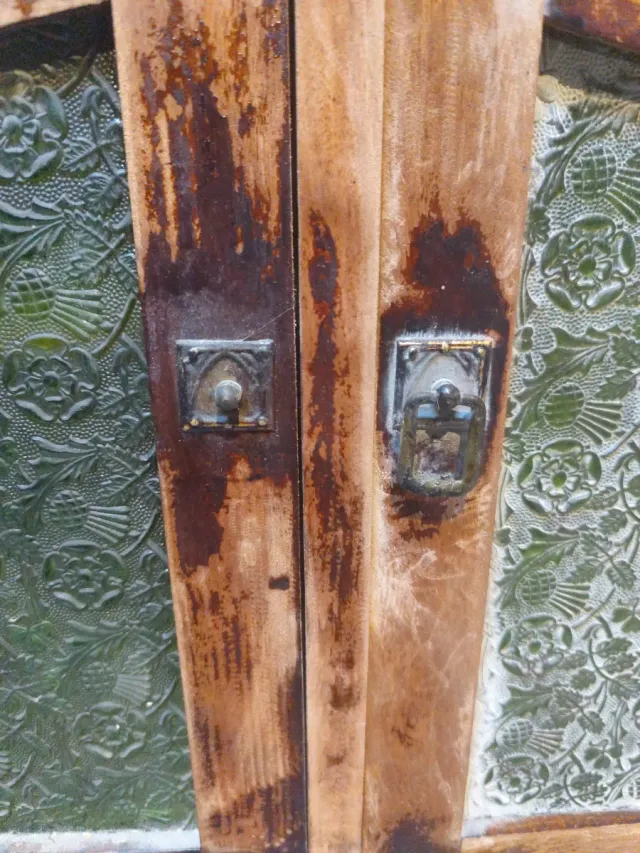 Alacena de madera y cristal