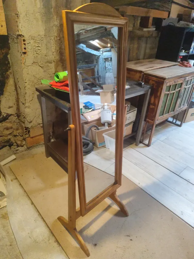 Espejo de pie de madera