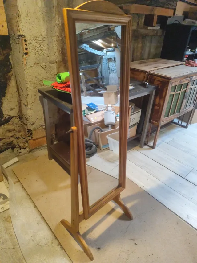 Espejo de pie de madera