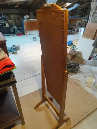Espejo de pie de madera