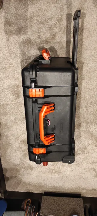 Maleta Pelikan Negra con detalles Naranja