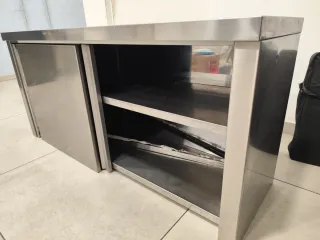 Scaffale in acciaio inox con ante scorrevoli