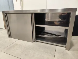 Scaffale in acciaio inox con ante scorrevoli