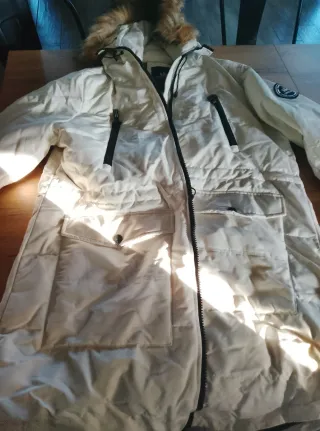 Parka bianca con cappuccio