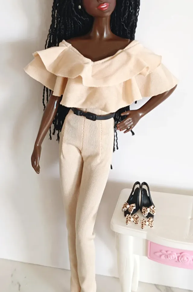 Mono beige y zapatos negros Barbie