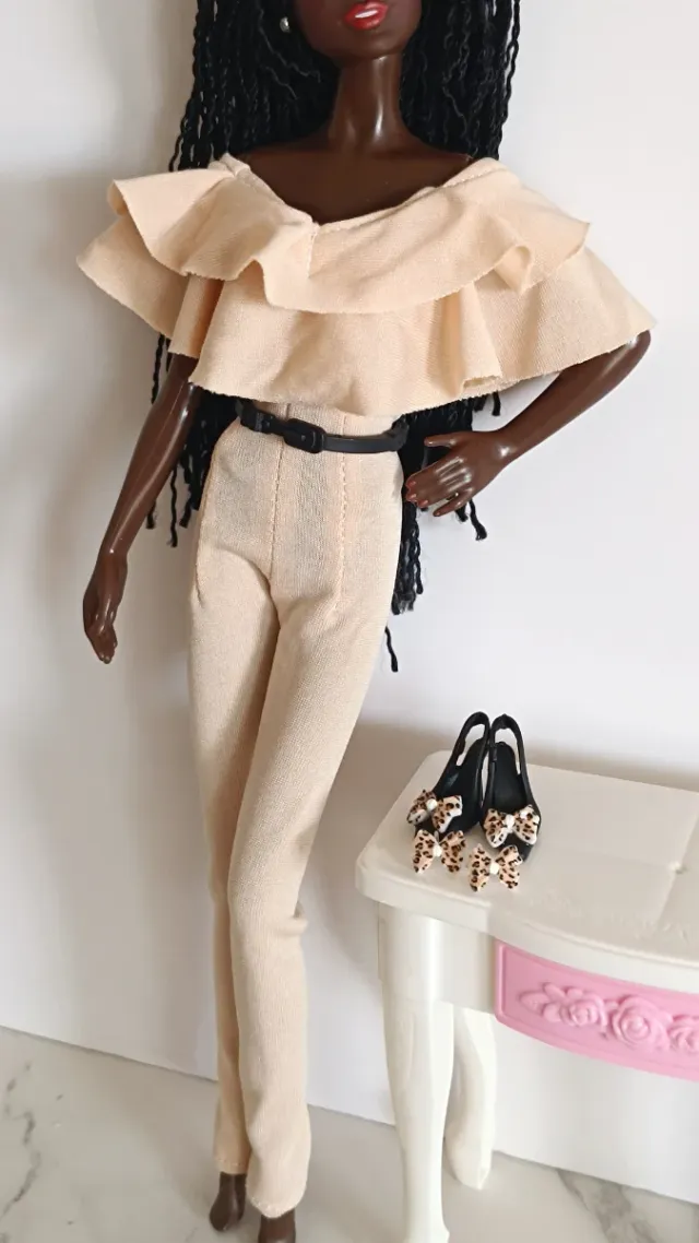 Mono beige y zapatos negros Barbie